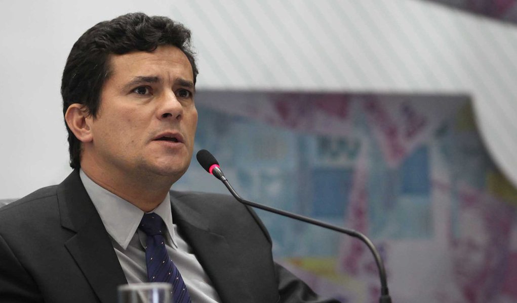 Juiz responsável pelas investigações da Operação Lava Jato diz ser "fantasiosa" a tese do advogado que defende o vice-presidente da Engevix, de que o magistrado estaria ocultando o suposto envolvimento de políticos no esquema de corrupção; ministro Teori Zavascki encaminhou à Justiça Federal do Paraná o questionamento do advogado (Foto: Gisele Federicce) Juiz responsável pelas investigações da Operação Lava Jato diz ser "fantasiosa" a tese do advogado que defende o vice-presidente da Engevix, de que o magistrado estaria ocultando o suposto envolvimento de políticos no esquema de corrupção; ministro Teori Zavascki encaminhou à Justiça Federal do Paraná o questionamento do advogado