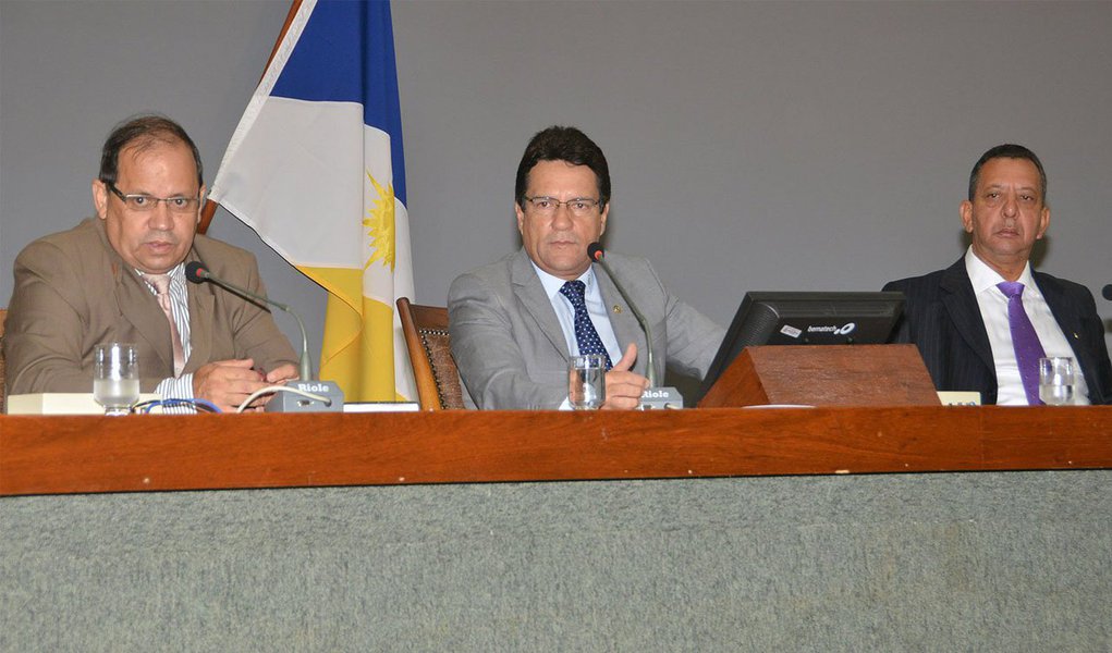 Assembleia Legislativa, comandada pelo deputdo Osires Damaso (DEM), aprovou nessa quarta-feira, 19, projeto de Lei do governo do Estado para contratar empréstimo com a Caixa Econômica Federal; recursos são da ordem de R$ 10,5 milhões, com contrapartida de 5% do governo estadual, segundo a Agência de Transportes e Máquinas do Tocantins (Agetrans); dinheiro será destinados para o programa de Infraestrutura de Transporte e da Mobilidade Urbana (Pró-transporte), PAC 2, com a finalidade de pavimentar vias urbanas em diversas cidades como Arraias, Dianópolis, Guaraí, Natividade, dentre outras localidades (Foto: Aquiles Lins) Assembleia Legislativa, comandada pelo deputdo Osires Damaso (DEM), aprovou nessa quarta-feira, 19, projeto de Lei do governo do Estado para contratar empréstimo com a Caixa Econômica Federal; recursos são da ordem de R$ 10,5 milhões, com contrapartida de 5% do governo estadual, segundo a Agência de Transportes e Máquinas do Tocantins (Agetrans); dinheiro será destinados para o programa de Infraestrutura de Transporte e da Mobilidade Urbana (Pró-transporte), PAC 2, com a finalidade de pavimentar vias urbanas em diversas cidades como Arraias, Dianópolis, Guaraí, Natividade, dentre outras localidades