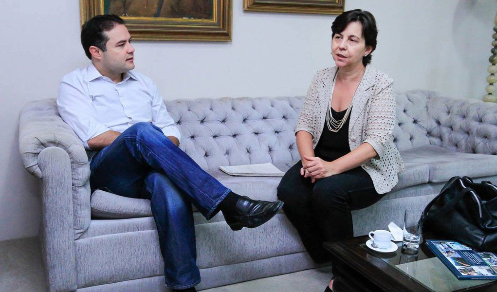 "Entendemos que o ajuste fiscal é transitório. Não vamos mudar os rumos dos projetos. Bolsa família, programa de cisternas, estão todos garantidos. Estamos também fazendo o levantamento dos estados com maior concentração de pobreza, como Alagoas, Maranhão e Pará, para que sejam realizadas ações diferenciadas, explicou a ministra do Desenvolvimento Social e Combate à Fome, Tereza Campello; durante encontro com o governador de Alagoas, Renan Filho (PMDB), no Palácio do Governo, em Maceió, a ministra também anunciou a meta de construir 5 mil cisternas no estado este ano (Foto: Voney Malta) "Entendemos que o ajuste fiscal é transitório. Não vamos mudar os rumos dos projetos. Bolsa família, programa de cisternas, estão todos garantidos. Estamos também fazendo o levantamento dos estados com maior concentração de pobreza, como Alagoas, Maranhão e Pará, para que sejam realizadas ações diferenciadas, explicou a ministra do Desenvolvimento Social e Combate à Fome, Tereza Campello; durante encontro com o governador de Alagoas, Renan Filho (PMDB), no Palácio do Governo, em Maceió, a ministra também anunciou a meta de construir 5 mil cisternas no estado este ano