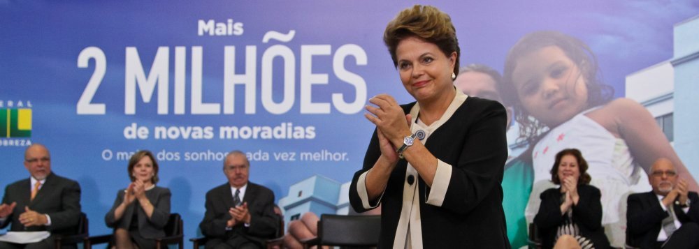 A presidente Dilma Rousseff virá ao Tocantins para a entrega de de 477 casas do Residencial Campo Bello II, em Gurupi; data da vinda da presidente será marcada nos próximos dias; conjunto de 477 casas foi construído com recursos do programa Minha Casa Minha Vida; todas têm equipamentos de captação de energia solar, estrutura metálica, área externa coberta e piso em cerâmica; 28 delas são adaptadas para portadores de necessidades especiais; "Chave da casa própria é sempre o maior sonho de uma família e poder realizá-lo é para nós um motivo de muita satisfação", afirma o prefeito de Gurupi, Laurez Moreira (PSB) (Foto: Aquiles Lins) A presidente Dilma Rousseff virá ao Tocantins para a entrega de de 477 casas do Residencial Campo Bello II, em Gurupi; data da vinda da presidente será marcada nos próximos dias; conjunto de 477 casas foi construído com recursos do programa Minha Casa Minha Vida; todas têm equipamentos de captação de energia solar, estrutura metálica, área externa coberta e piso em cerâmica; 28 delas são adaptadas para portadores de necessidades especiais; "Chave da casa própria é sempre o maior sonho de uma família e poder realizá-lo é para nós um motivo de muita satisfação", afirma o prefeito de Gurupi, Laurez Moreira (PSB)