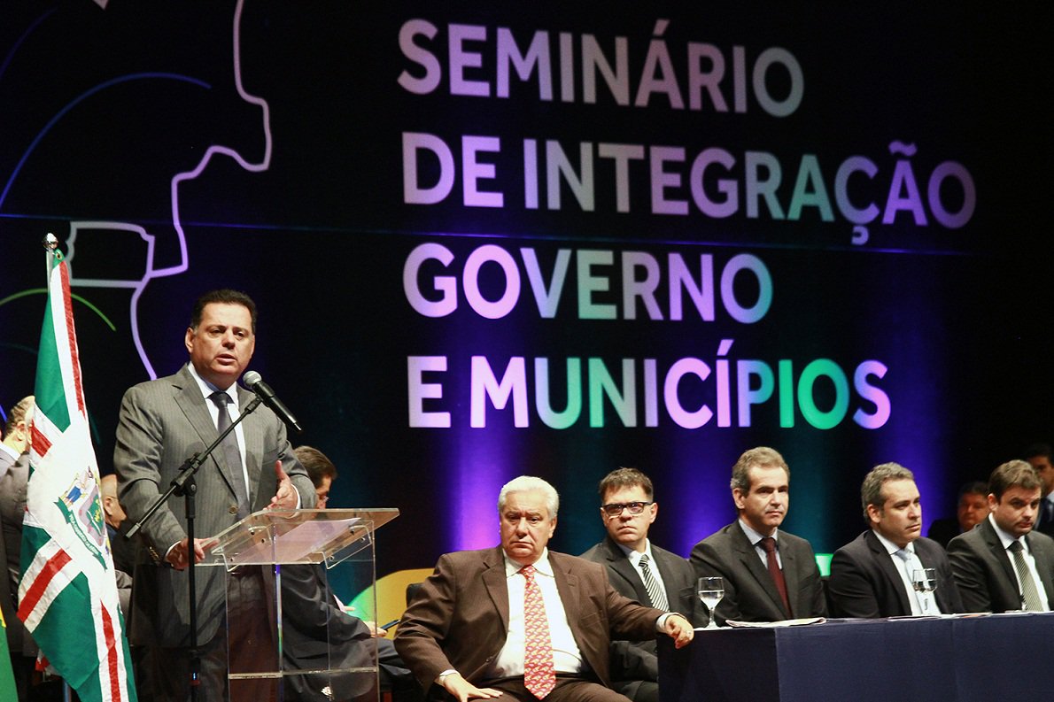 No Seminário Integração Governo e Municípios, no Centro Cultural Oscar Niemeyer, governador recomendou a todos os integrantes do governo a abrirem as portas dos gabinetes e se aproximarem mais dos prefeitos e dos vereadores; Marconi disse que o governo de Goiás negocia junto a instituições bancárias a retomada da operação de crédito de R$ 400 milhões, interrompida no fim de 2014, para a construção de obras no Estado ainda neste ano; “Nesse momento, nós vamos continuar com muito rigor em relação aos gastos" (Foto: José Barbacena) No Seminário Integração Governo e Municípios, no Centro Cultural Oscar Niemeyer, governador recomendou a todos os integrantes do governo a abrirem as portas dos gabinetes e se aproximarem mais dos prefeitos e dos vereadores; Marconi disse que o governo de Goiás negocia junto a instituições bancárias a retomada da operação de crédito de R$ 400 milhões, interrompida no fim de 2014, para a construção de obras no Estado ainda neste ano; “Nesse momento, nós vamos continuar com muito rigor em relação aos gastos"