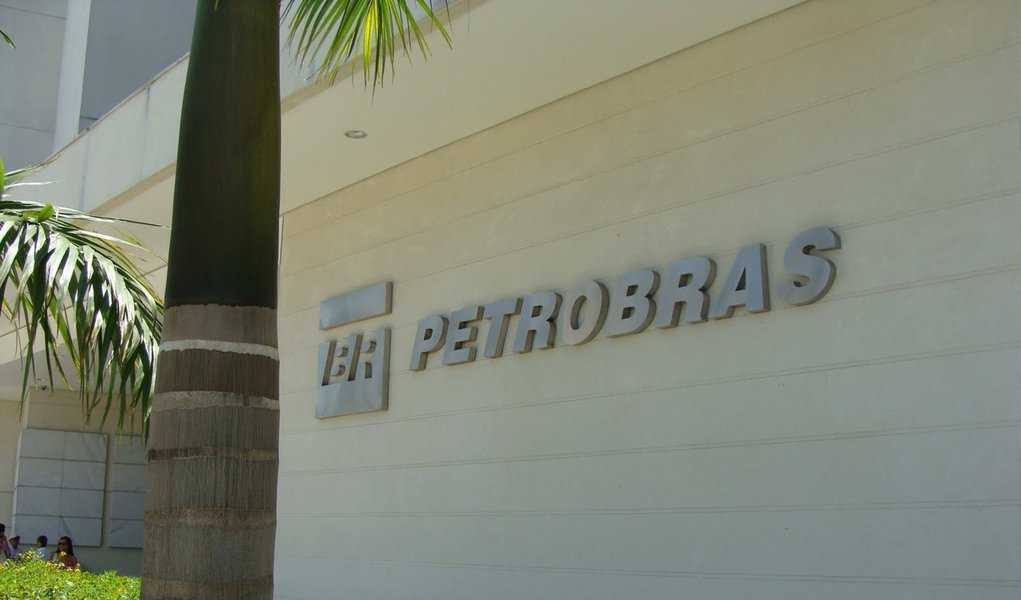 Petrobras negou, em nota divulgada nesta quarta (19), que tenha demitido executivos envolvidos em esquemas de corrupção, como chegaram a noticiar Folha e O Globo; “Em relação às notícias que estão sendo publicadas, a respeito de 'demissões' de gerentes na Petrobras, a companhia informa que vem promovendo mudanças em seu quadro gerencial, em função dos resultados de comissões internas de apuração, que apontaram o não cumprimento de procedimentos normativos internos”, diz a nota (Foto: Valter Lima) Petrobras negou, em nota divulgada nesta quarta (19), que tenha demitido executivos envolvidos em esquemas de corrupção, como chegaram a noticiar Folha e O Globo; “Em relação às notícias que estão sendo publicadas, a respeito de 'demissões' de gerentes na Petrobras, a companhia informa que vem promovendo mudanças em seu quadro gerencial, em função dos resultados de comissões internas de apuração, que apontaram o não cumprimento de procedimentos normativos internos”, diz a nota