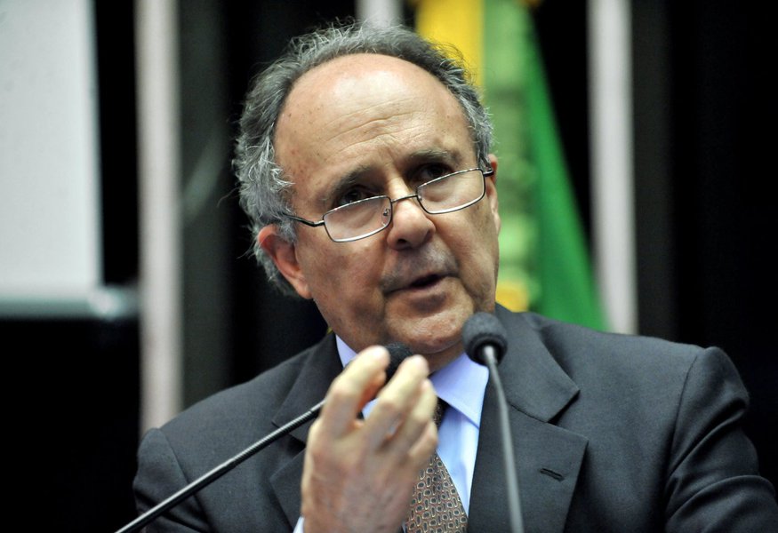 Senador Cristovam Buarque (PDT-DF) reuniu mais de 20 mil assinaturas em favor de que o Congresso discuta uma proposta para regulamentar o uso medicinal e recreativo da maconha no Brasil: “Com o debate feito até aqui, eu já tenho argumentos suficientes para ver que é preciso, sim, aproveitar o poder medicinal que essa erva tem. Não dá para deixar tanta gente sofrendo por causa de um preconceito sobre o uso de uma droga” (Foto: Roberta Namour) Senador Cristovam Buarque (PDT-DF) reuniu mais de 20 mil assinaturas em favor de que o Congresso discuta uma proposta para regulamentar o uso medicinal e recreativo da maconha no Brasil: “Com o debate feito até aqui, eu já tenho argumentos suficientes para ver que é preciso, sim, aproveitar o poder medicinal que essa erva tem. Não dá para deixar tanta gente sofrendo por causa de um preconceito sobre o uso de uma droga”