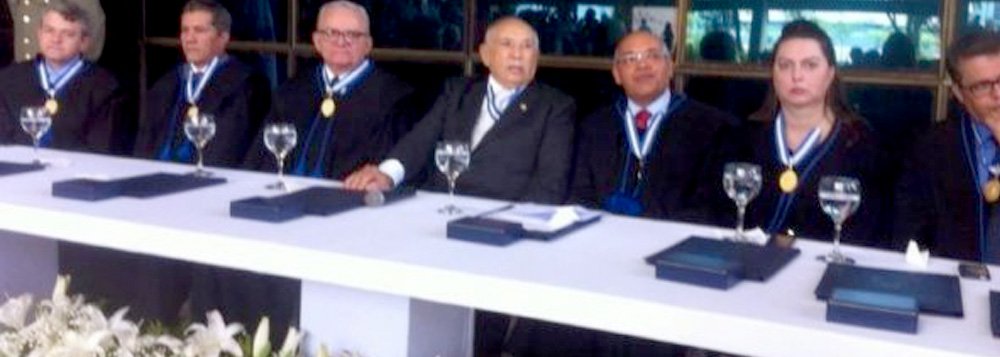 Na primeira aparição pública desde que renunciou ao governo do Estado em abril deste ano, o ex-governador Siqueira Campos (PSDB) foi homenageado nesta quinta-feira, 20, com a maior honraria conferida pela instituição a uma pessoa, o Colar do Mérito Estadual Governador Siqueira Campos; evento fez parte das comemorações de 25 anos do TCE; em discurso, Siqueira relembrou sua trajetória política, disse que nomeou quatro conselheiros para o TCE, mas nunca influenciou em nenhuma votação; “Não é a amizade ou inimizade que leva um conselheiro ou conselheira a tomar uma decisão"; tucano disse ainda que o estado deve prestar homenagens às memórias do ex-presidente do Congresso Ulysses Guimarães e do jornalista Jaime Câmara (Foto: Aquiles Lins) Na primeira aparição pública desde que renunciou ao governo do Estado em abril deste ano, o ex-governador Siqueira Campos (PSDB) foi homenageado nesta quinta-feira, 20, com a maior honraria conferida pela instituição a uma pessoa, o Colar do Mérito Estadual Governador Siqueira Campos; evento fez parte das comemorações de 25 anos do TCE; em discurso, Siqueira relembrou sua trajetória política, disse que nomeou quatro conselheiros para o TCE, mas nunca influenciou em nenhuma votação; “Não é a amizade ou inimizade que leva um conselheiro ou conselheira a tomar uma decisão"; tucano disse ainda que o estado deve prestar homenagens às memórias do ex-presidente do Congresso Ulysses Guimarães e do jornalista Jaime Câmara