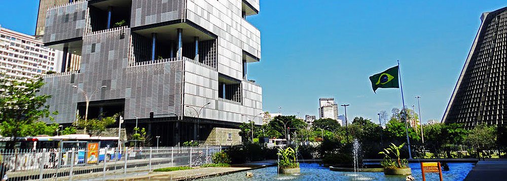 A Petrobras montou uma força-tarefa com o objetivo de auditar e fechar o balanço de 2014 até o dia 31 deste mês para evitar que os credores peçam o pagamento antecipado das dívidas da estatal; a nova diretoria da Petrobras deverá incluir no balanço os prejuízos relacionados aos casos de corrupção na companhia, mas não incluirá os custos do sobrepreço que teriam sido causados pelo cartel formado pelas empreiteiras prestam serviços em obras da empresa (Foto: Paulo Emílio) A Petrobras montou uma força-tarefa com o objetivo de auditar e fechar o balanço de 2014 até o dia 31 deste mês para evitar que os credores peçam o pagamento antecipado das dívidas da estatal; a nova diretoria da Petrobras deverá incluir no balanço os prejuízos relacionados aos casos de corrupção na companhia, mas não incluirá os custos do sobrepreço que teriam sido causados pelo cartel formado pelas empreiteiras prestam serviços em obras da empresa
