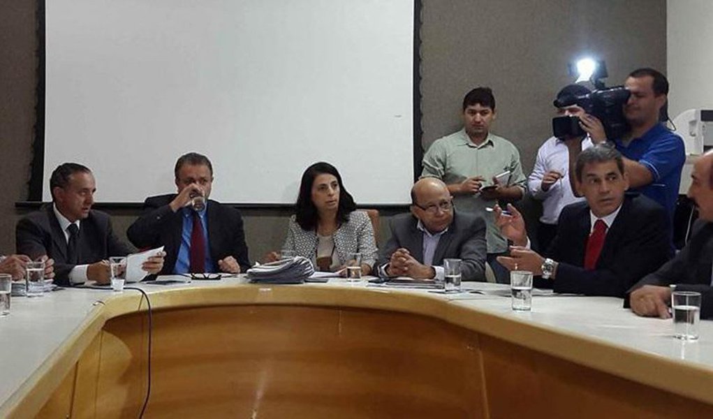 Comissão de Constituição e Justiça da Câmara de Goiânia recebe secretário municipal de Obras, Washington Ramalho, para dar detalhes do contrato, com dispensa de licitação, que terceiriza a manutenção da iluminação pública na capital; vereadores querem saber como se chegou ao valor de R$ 18 milhões para trocar as lâmpadas da cidade no período de seis meses; um dos sócios da empresa contratada, a Luz Urbana Ltda, enfrenta problemas na justiça; MP recomendou cancelamento do contrato por "mau uso de dinheiro público" (Foto: Realle Palazzo-Martini) Comissão de Constituição e Justiça da Câmara de Goiânia recebe secretário municipal de Obras, Washington Ramalho, para dar detalhes do contrato, com dispensa de licitação, que terceiriza a manutenção da iluminação pública na capital; vereadores querem saber como se chegou ao valor de R$ 18 milhões para trocar as lâmpadas da cidade no período de seis meses; um dos sócios da empresa contratada, a Luz Urbana Ltda, enfrenta problemas na justiça; MP recomendou cancelamento do contrato por "mau uso de dinheiro público"