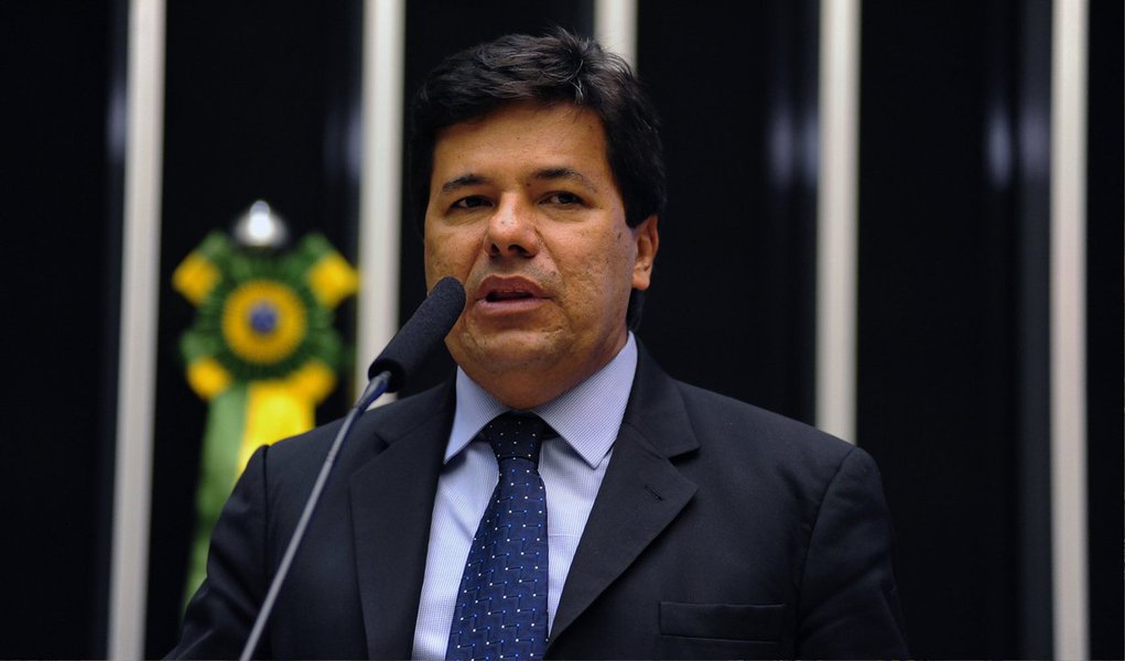 Segundo o líder do DEM na Câmara, Mendonça Filho, a obstrução é para pressionar pela votação do veto ao reajuste de 6,5% da tabela do Imposto de Renda; “Vamos obstruir porque houve claramente manobra do governo para impedir a votação dessa proposta”, disse; segundo o deputado, esse veto começa a trancar a pauta amanhã (4) e, por isso, o governo fez uma manobra para apreciar hoje os outros vetos e até mesmo tentar votar o Orçamento Geral da União deste ano (Foto: Valter Lima) Segundo o líder do DEM na Câmara, Mendonça Filho, a obstrução é para pressionar pela votação do veto ao reajuste de 6,5% da tabela do Imposto de Renda; “Vamos obstruir porque houve claramente manobra do governo para impedir a votação dessa proposta”, disse; segundo o deputado, esse veto começa a trancar a pauta amanhã (4) e, por isso, o governo fez uma manobra para apreciar hoje os outros vetos e até mesmo tentar votar o Orçamento Geral da União deste ano
