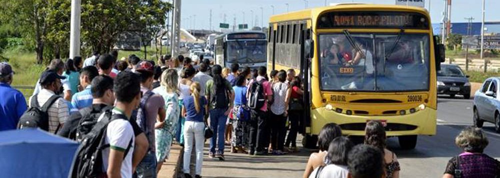 06/03/2015. Crédito: Gustavo Moreno/CB/D.A Press. Brasil. Brasília - DF. Greve de ônibus. Passageiros aguardam transporte em parada de onibus em Santa Maria. (Foto: Leonardo Lucena) 06/03/2015. Crédito: Gustavo Moreno/CB/D.A Press. Brasil. Brasília - DF. Greve de ônibus. Passageiros aguardam transporte em parada de onibus em Santa Maria.