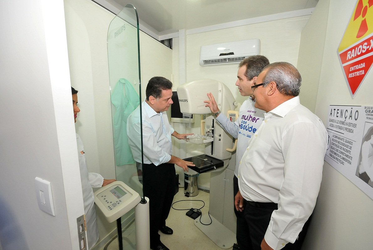 Governador Marconi Perillo, secretário de Saúde, Leonardo Vilela, e o prefeito Jânio Darrot inauguraram nesta quarta-feira primeira unidade móvel denominada Mulher com Mais Saúde; estrutura é composta por uma carreta contendo aparelhos de última geração e oferecerá, de forma itinerante, exames de prevenção do câncer de mama, do câncer do colo do útero e ultrassonografias; unidade tem capacidade para realizar mensalmente três mil atendimentos, sendo mil exames de mamografia, mil exames de papanicolau; programa fica 30 dias em Trindade e depois segue para a Região Nordeste do Estado, onde fica até o final do ano (Foto: José Barbacena) Governador Marconi Perillo, secretário de Saúde, Leonardo Vilela, e o prefeito Jânio Darrot inauguraram nesta quarta-feira primeira unidade móvel denominada Mulher com Mais Saúde; estrutura é composta por uma carreta contendo aparelhos de última geração e oferecerá, de forma itinerante, exames de prevenção do câncer de mama, do câncer do colo do útero e ultrassonografias; unidade tem capacidade para realizar mensalmente três mil atendimentos, sendo mil exames de mamografia, mil exames de papanicolau; programa fica 30 dias em Trindade e depois segue para a Região Nordeste do Estado, onde fica até o final do ano