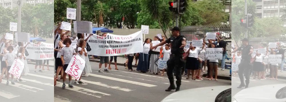 Cerca de 25 alunos e professores do Instituto de Aplicação Fernando Rodrigues da Silveira da Universidade Estadual do Rio de Janeiro (CAP-Uerj) realizaram uma manifestação em frente à faculdade; segundo informações da Polícia Militar, o protesto foi pacífico; o motiva da manifestação é o fato de cerca de 1.100 alunos do CAP-Uerj ainda não terem iniciado o semestre letivo, que estava previsto para o dia 2 de março (Foto: Leonardo Lucena) Cerca de 25 alunos e professores do Instituto de Aplicação Fernando Rodrigues da Silveira da Universidade Estadual do Rio de Janeiro (CAP-Uerj) realizaram uma manifestação em frente à faculdade; segundo informações da Polícia Militar, o protesto foi pacífico; o motiva da manifestação é o fato de cerca de 1.100 alunos do CAP-Uerj ainda não terem iniciado o semestre letivo, que estava previsto para o dia 2 de março