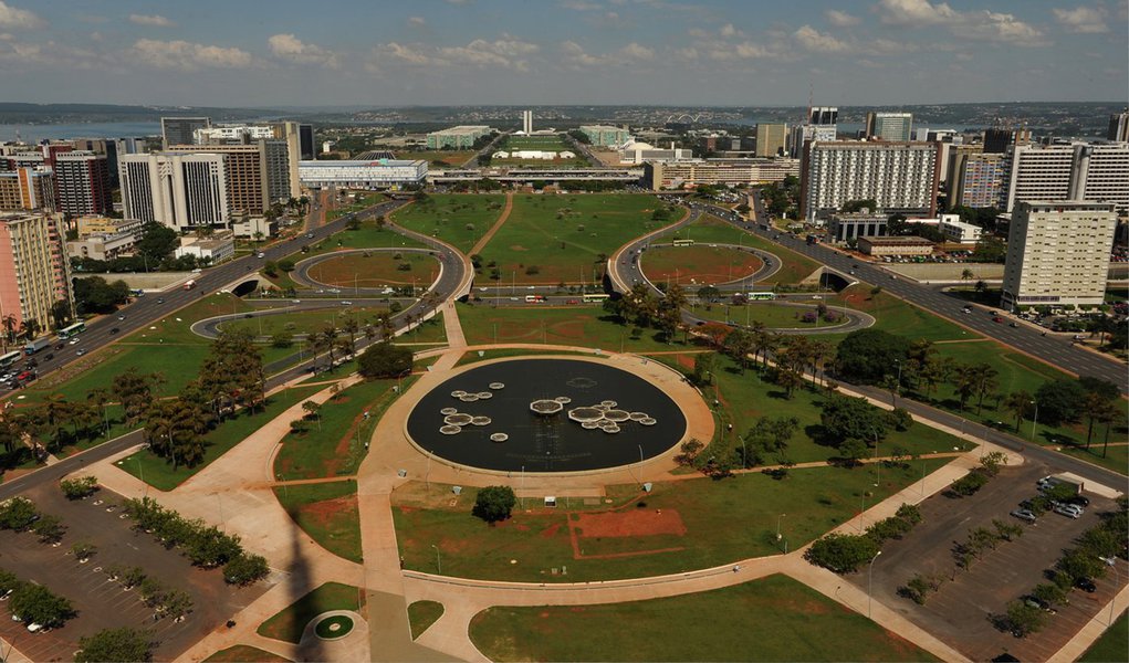 A capital federal avançou três pontos no índice de competitividade nacional e subiu para a oitava posição no ranking das cidades mais bem-sucedidas no Turismo brasileiro; a variação na análise feita pelo Ministério do Turismo, em parceria com a Fundação Getúlio Vargas e com o Sebrae Nacional, coloca Brasília entre as capitais que mais se desenvolveram no setor no último ano; os bons resultados foram alcançados, principalmente, por aspectos como Monitoramento, que passou de 54,5 (2013) para 71,4 (2014), e Marketing e Promoção, com variação de 54,9 (2013) para 62,8 (2014) (Foto: Leonardo Lucena) A capital federal avançou três pontos no índice de competitividade nacional e subiu para a oitava posição no ranking das cidades mais bem-sucedidas no Turismo brasileiro; a variação na análise feita pelo Ministério do Turismo, em parceria com a Fundação Getúlio Vargas e com o Sebrae Nacional, coloca Brasília entre as capitais que mais se desenvolveram no setor no último ano; os bons resultados foram alcançados, principalmente, por aspectos como Monitoramento, que passou de 54,5 (2013) para 71,4 (2014), e Marketing e Promoção, com variação de 54,9 (2013) para 62,8 (2014)