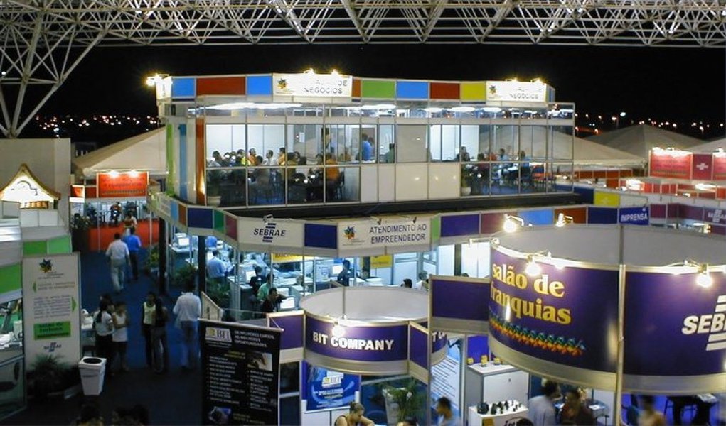 Cerca de 30 mil potenciais empreendedores e micro e pequenos empresários participarão da Feira do Empreendedor, que ocorre entre os dias 27 e 30 deste mês, no Pavilhão 4 do Riocentro; estão programados 350 palestras e oficinas em várias áreas de atuação; segundo a Diretoria de Produtos e Atendimento do Sebrae-RJ, até o momento, a feira tem 11.127 inscrições efetuadas para as palestras, das quais 200 já estão com a capacidade esgotada; o evento é promovido pelo Serviço de Apoio às Micro e Pequenas Empresas do Estado do Rio de Janeiro (Sebrae-RJ) e objetiva a geração de negócios (Foto: Leonardo Lucena) Cerca de 30 mil potenciais empreendedores e micro e pequenos empresários participarão da Feira do Empreendedor, que ocorre entre os dias 27 e 30 deste mês, no Pavilhão 4 do Riocentro; estão programados 350 palestras e oficinas em várias áreas de atuação; segundo a Diretoria de Produtos e Atendimento do Sebrae-RJ, até o momento, a feira tem 11.127 inscrições efetuadas para as palestras, das quais 200 já estão com a capacidade esgotada; o evento é promovido pelo Serviço de Apoio às Micro e Pequenas Empresas do Estado do Rio de Janeiro (Sebrae-RJ) e objetiva a geração de negócios