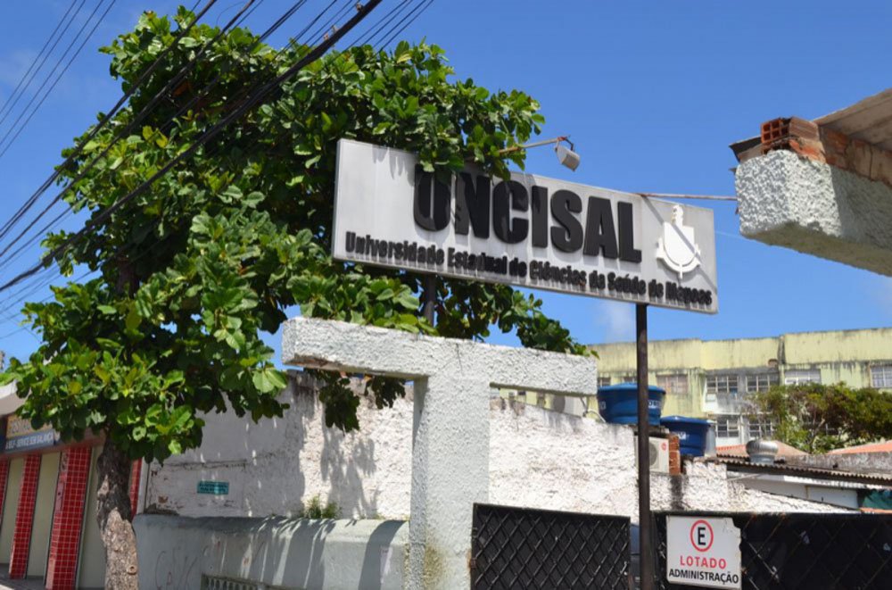 Um professor com uma identidade falsa foi preso em flagrante após denúncia recebida por promotores do Grupo Estadual de Combate às Organizações Criminosas (Gecoc); ele iria fazer o concurso da Universidade de Ciências da Saúde de Alagoas (Uncisal) na Escola Estadual Onélia Campelo, no Santos Dumont, no lugar de um agente penitenciário, que teria pago R$ 3 mil (Foto: Voney Malta) Um professor com uma identidade falsa foi preso em flagrante após denúncia recebida por promotores do Grupo Estadual de Combate às Organizações Criminosas (Gecoc); ele iria fazer o concurso da Universidade de Ciências da Saúde de Alagoas (Uncisal) na Escola Estadual Onélia Campelo, no Santos Dumont, no lugar de um agente penitenciário, que teria pago R$ 3 mil