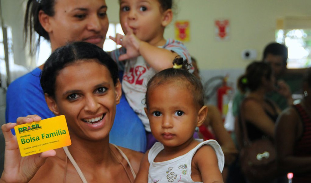 Em dez anos, o número médio de filhos nas famílias mais pobres do País caiu mais do que a média brasileira, o que prova que as mães do programa Bolsa Família não têm mais filhos para ganhar um benefício maior; para as mães das famílias 20% mais pobres do Nordeste, a queda foi ainda maior, alcançando 26,4% no período analisado (Foto: Roberta Namour) Em dez anos, o número médio de filhos nas famílias mais pobres do País caiu mais do que a média brasileira, o que prova que as mães do programa Bolsa Família não têm mais filhos para ganhar um benefício maior; para as mães das famílias 20% mais pobres do Nordeste, a queda foi ainda maior, alcançando 26,4% no período analisado