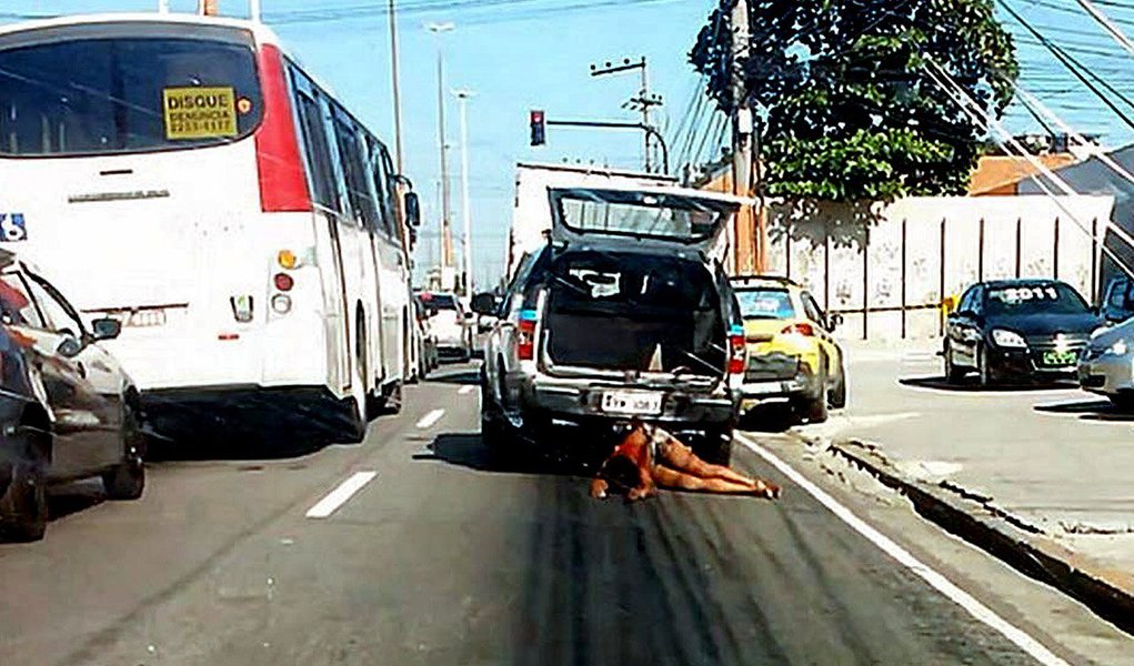 O Ministério Público (MP) do Rio de Janeiro denunciou dois policiais militares pela morte da auxiliar de limpeza Cláudia Ferreira, baleada em um tiroteio com traficantes no Morro da Congonha, zona norte do Rio, em 2014; Claudia foi arrastada por cerca de 350 metros pela viatura policial, ao cair da mala do veículo, quando era levada para um hospital; os policiais Rodrigo Boaventura e Zaqueu Pereira Bueno foram denunciados por homicídio doloso qualificado (Foto: Leonardo Lucena) O Ministério Público (MP) do Rio de Janeiro denunciou dois policiais militares pela morte da auxiliar de limpeza Cláudia Ferreira, baleada em um tiroteio com traficantes no Morro da Congonha, zona norte do Rio, em 2014; Claudia foi arrastada por cerca de 350 metros pela viatura policial, ao cair da mala do veículo, quando era levada para um hospital; os policiais Rodrigo Boaventura e Zaqueu Pereira Bueno foram denunciados por homicídio doloso qualificado