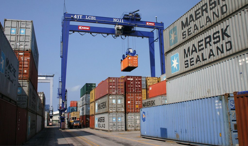 Balança comercial brasileira registrou superávit de US$ 458 milhões em março, primeiro saldo positivo mensal este ano; com isso, o saldo acumulado pela balança em 2015 está negativo em US$ 5,557 bilhões; no mesmo período do ano passado, o déficit alcançou US$ 6,078 bilhões; saldo positivo de março corresponde a US$ 16,979 bilhões em exportações e US$ 16,521 bilhões em importações (Foto: Paulo Emílio) Balança comercial brasileira registrou superávit de US$ 458 milhões em março, primeiro saldo positivo mensal este ano; com isso, o saldo acumulado pela balança em 2015 está negativo em US$ 5,557 bilhões; no mesmo período do ano passado, o déficit alcançou US$ 6,078 bilhões; saldo positivo de março corresponde a US$ 16,979 bilhões em exportações e US$ 16,521 bilhões em importações