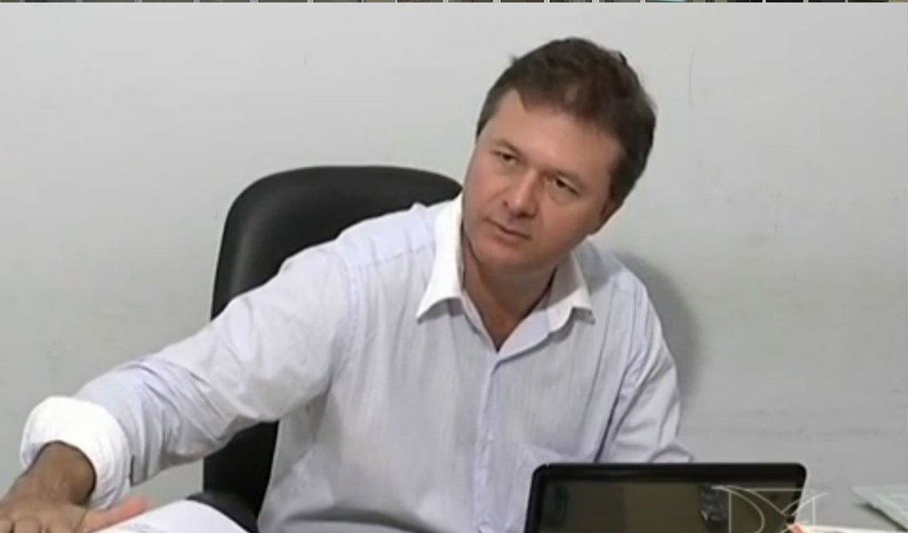 O Tribunal de Justiça do Maranhão decidiu afastar preventivamente de suas funções o juiz da 4ª Vara Civil de Imperatriz, Marcelo Baldochi, acusado de abuso de autoridade contra funcionários da TAM; por decisão do Tribunal de Justiça, o magistrado ficará afastado de suas funções até o fim da sindicância que está sendo realizada pela Corregedoria de Justiça; Baldochi deu voz de prisão a três funcionários da companhia aérea, no início de dezembro, após chegar atraso para embarque (Foto: Leonardo Lucena) O Tribunal de Justiça do Maranhão decidiu afastar preventivamente de suas funções o juiz da 4ª Vara Civil de Imperatriz, Marcelo Baldochi, acusado de abuso de autoridade contra funcionários da TAM; por decisão do Tribunal de Justiça, o magistrado ficará afastado de suas funções até o fim da sindicância que está sendo realizada pela Corregedoria de Justiça; Baldochi deu voz de prisão a três funcionários da companhia aérea, no início de dezembro, após chegar atraso para embarque