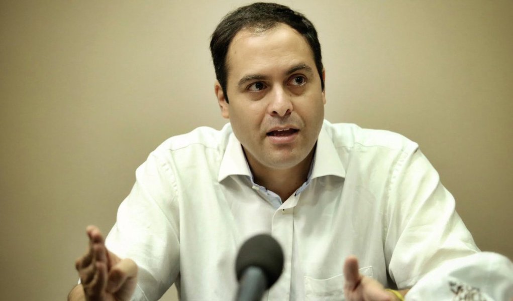 O Governo de Pernambuco assumiu que o Estado ultrapassou o limite prudencial de gastos previsto pela Lei de Responsabilidade Fiscal. Em fevereiro, os gastos com pessoal teriam chegado a 47,14%, quando o limite é de 46,55%. ; a oposição responsabilizou pessoalmente o governador Paulo Câmara (PSB) sobre o fato; "Isso está muito claro que são as contas que o secretário Paulo Câmara deixou para o governador Paulo Câmara", disse o líder da oposição na Assembleia Legislativa de Pernambuco (Alepe), Silvio Costa Filho (PTB); Paulo Câmara era secretário da Fazenda antes de se candidatar ao Governo do Estado em 2014 (Foto: Paulo Emílio) O Governo de Pernambuco assumiu que o Estado ultrapassou o limite prudencial de gastos previsto pela Lei de Responsabilidade Fiscal. Em fevereiro, os gastos com pessoal teriam chegado a 47,14%, quando o limite é de 46,55%. ; a oposição responsabilizou pessoalmente o governador Paulo Câmara (PSB) sobre o fato; "Isso está muito claro que são as contas que o secretário Paulo Câmara deixou para o governador Paulo Câmara", disse o líder da oposição na Assembleia Legislativa de Pernambuco (Alepe), Silvio Costa Filho (PTB); Paulo Câmara era secretário da Fazenda antes de se candidatar ao Governo do Estado em 2014