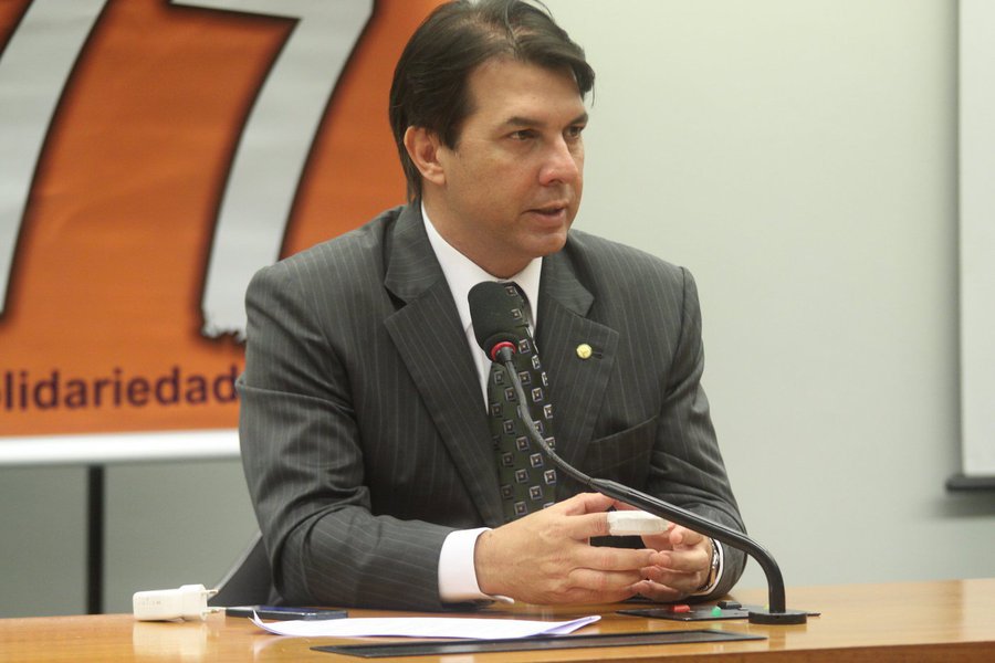 Afirmativa é do deputado Arthur Maia, que ontem foi escolhido como líder do SD na Câmara; segundo ele, a criação do bloco pode culminar na criação de uma nova legenda; "Entendemos que esses quatro partidos têm condição de fazer uma atuação política não só na Câmara, mas também fora de lá, pelo tamanho das bancadas. É um bloco que quer atuar de maneira independente pra ter uma força maior do que os partidos podem fazer individualmente e, ao longo da reforma política, podemos até formar um novo partido. Quem sabe?" (Foto: Romulo Faro) Afirmativa é do deputado Arthur Maia, que ontem foi escolhido como líder do SD na Câmara; segundo ele, a criação do bloco pode culminar na criação de uma nova legenda; "Entendemos que esses quatro partidos têm condição de fazer uma atuação política não só na Câmara, mas também fora de lá, pelo tamanho das bancadas. É um bloco que quer atuar de maneira independente pra ter uma força maior do que os partidos podem fazer individualmente e, ao longo da reforma política, podemos até formar um novo partido. Quem sabe?"
