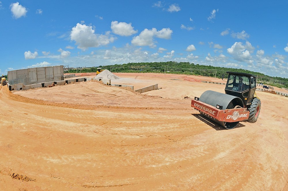 As obras de terraplanagem do Hospital do Câncer estão quase finalizadas; orçada em R$ 12 milhões, esta fase serve como preparação do terreno para receber a estrutura do prédio onde funcionará a principal unidade de tratamento de câncer em Sergipe; não só esta etapa, como as demais são geridas com recursos do Proinveste; próximo passo é iniciar a licitação para a construção de toda a unidade de saúde; “Recebemos a autorização da Caixa Econômica Federal para licitar a obra física do hospital. A previsão para conclusão da obra será de três anos e faremos a compra dos equipamentos quando a obra estiver próxima de ser finalizada, para que possamos adquirir os mais modernos”, disse José Sobral, secretário Estadual de Saúde (Foto: Valter Lima) As obras de terraplanagem do Hospital do Câncer estão quase finalizadas; orçada em R$ 12 milhões, esta fase serve como preparação do terreno para receber a estrutura do prédio onde funcionará a principal unidade de tratamento de câncer em Sergipe; não só esta etapa, como as demais são geridas com recursos do Proinveste; próximo passo é iniciar a licitação para a construção de toda a unidade de saúde; “Recebemos a autorização da Caixa Econômica Federal para licitar a obra física do hospital. A previsão para conclusão da obra será de três anos e faremos a compra dos equipamentos quando a obra estiver próxima de ser finalizada, para que possamos adquirir os mais modernos”, disse José Sobral, secretário Estadual de Saúde