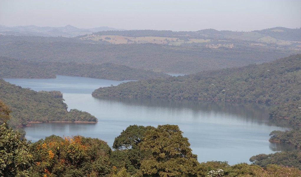 As chuvas que caíram em Belo Horizonte e região metropolitana no fim de semana aumentaram o volume dos reservatórios que abastecem a Grande BH; o nível do sistema Paraopeba, por exemplo, passou de 34,8% registrado neste domingo (22) para 36,9% nesta terça-feira (24); já o Rio Manso passou de 50% pela primeira vez este ano, chegando a 50,2% nesta terça; um dia antes, ele estava em 48%; a vazão do Rio das Velhas, em Honório Bicalho, Nova Lima, pulou de 48,8 m³/s em 24 horas; o sistema Serra Azul subiu para 13,7%, e o da Vargem das Flores alcançou 38,2% nesta segunda (Foto: Leonardo Lucena) As chuvas que caíram em Belo Horizonte e região metropolitana no fim de semana aumentaram o volume dos reservatórios que abastecem a Grande BH; o nível do sistema Paraopeba, por exemplo, passou de 34,8% registrado neste domingo (22) para 36,9% nesta terça-feira (24); já o Rio Manso passou de 50% pela primeira vez este ano, chegando a 50,2% nesta terça; um dia antes, ele estava em 48%; a vazão do Rio das Velhas, em Honório Bicalho, Nova Lima, pulou de 48,8 m³/s em 24 horas; o sistema Serra Azul subiu para 13,7%, e o da Vargem das Flores alcançou 38,2% nesta segunda