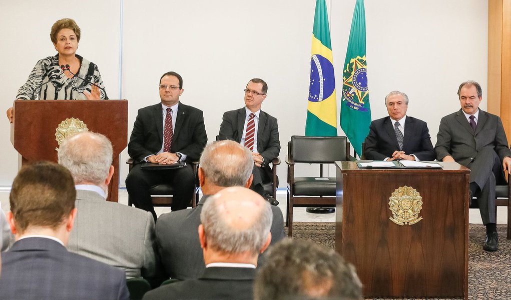 A presidente Dilma Rousseff disse nesta terça (24) que, "no momento", o governo federal não tem espaço fiscal para resolver o problema das dívidas de Estados e municípios com a União; ela afirmou que o governo vem fazendo um "imenso esforço fiscal" e que no momento não é possível tomar "despesas" para solucionar este problema; no final do ano passado foi sancionada uma lei autorizando a mudança do índice de correção das dívidas de Estados e municípios com a União, o que reduz o valor dos passivos, mas até o momento a lei não foi regulamentada, e nenhuma renegociação realizada
(Foto: Valter Lima) A presidente Dilma Rousseff disse nesta terça (24) que, "no momento", o governo federal não tem espaço fiscal para resolver o problema das dívidas de Estados e municípios com a União; ela afirmou que o governo vem fazendo um "imenso esforço fiscal" e que no momento não é possível tomar "despesas" para solucionar este problema; no final do ano passado foi sancionada uma lei autorizando a mudança do índice de correção das dívidas de Estados e municípios com a União, o que reduz o valor dos passivos, mas até o momento a lei não foi regulamentada, e nenhuma renegociação realizada