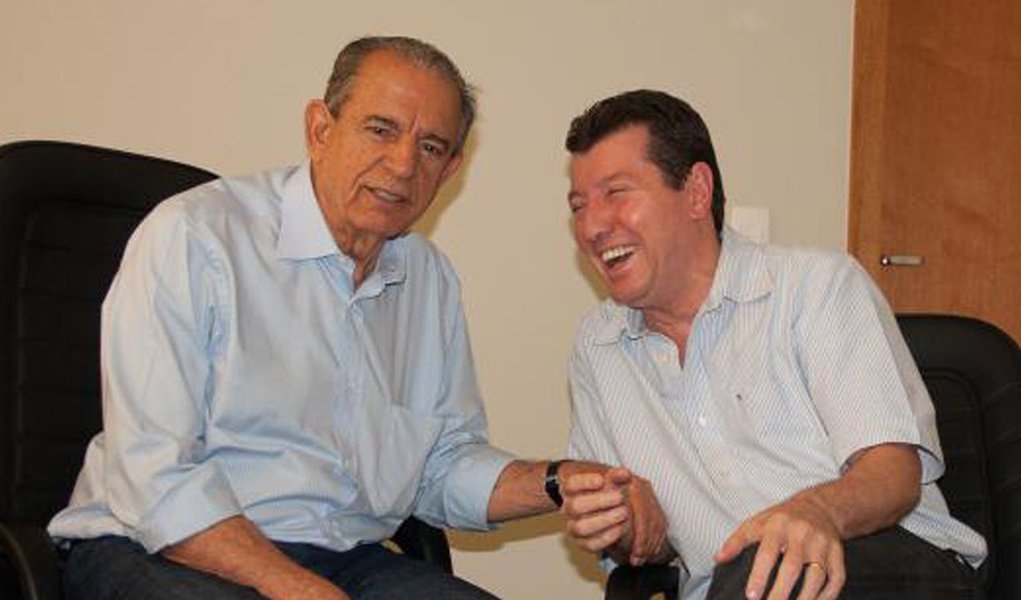Deputado estadual lista pontos que considera favoráveis a uma candidatura do decano peemedebista: “Ele é o mais preparado, grande administrador, competente, tem dedicação 24 horas, não viaja”; para ele, a idade de Iris, 81 anos, não é problema: "No Uruguai o Tabaré Vazquez acaba de ser eleito aos 75 anos“; definição do partido pelo nome de Iris deve sair até julho; líder do PMDB não acredita que as divisões internas da pré-campanha ao governo atrapalhem o partido: “A questão do Iris com o Friboi é coisa do passado." (Foto: Realle Palazzo-Martini) Deputado estadual lista pontos que considera favoráveis a uma candidatura do decano peemedebista: “Ele é o mais preparado, grande administrador, competente, tem dedicação 24 horas, não viaja”; para ele, a idade de Iris, 81 anos, não é problema: "No Uruguai o Tabaré Vazquez acaba de ser eleito aos 75 anos“; definição do partido pelo nome de Iris deve sair até julho; líder do PMDB não acredita que as divisões internas da pré-campanha ao governo atrapalhem o partido: “A questão do Iris com o Friboi é coisa do passado."