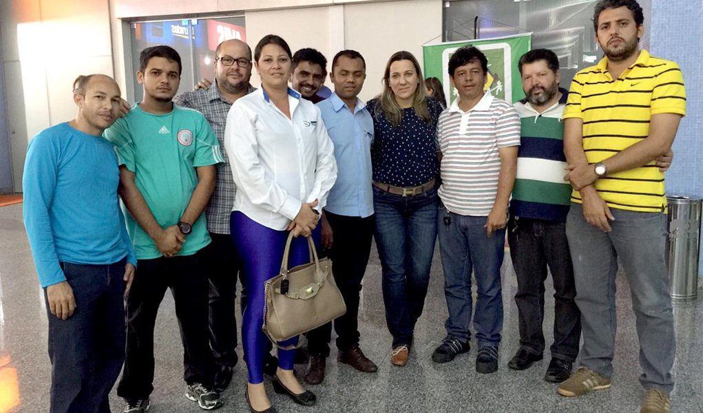 Primeira-dama e deputada federal Dulce Miranda (PMDB) se reuniu com o comando de greve da Polícia Civil na noite dessa quarta-feira, 1º, na tentaiva de solucionar o impasse da greve da categoria, que já mais de um mês; um novo encontro ficou acertado no próximo domingo, 5, quando o governo deve apresentar uma proposta para categoria; Sinpol informou que convocará uma assembleia geral da classe na segunda-feira, 6, para avaliação da proposta; “A atenção que a deputada Dulce Miranda deu a nós foi de muita consideração e respeito. Ela é uma pessoa aberta ao dialogo, entendeu a nossa reivindicação e está disposta a contribuir resolver o impasse”, afirmou o presidente do Sinpol, Moisemar Marinho (Foto: Aquiles Lins) Primeira-dama e deputada federal Dulce Miranda (PMDB) se reuniu com o comando de greve da Polícia Civil na noite dessa quarta-feira, 1º, na tentaiva de solucionar o impasse da greve da categoria, que já mais de um mês; um novo encontro ficou acertado no próximo domingo, 5, quando o governo deve apresentar uma proposta para categoria; Sinpol informou que convocará uma assembleia geral da classe na segunda-feira, 6, para avaliação da proposta; “A atenção que a deputada Dulce Miranda deu a nós foi de muita consideração e respeito. Ela é uma pessoa aberta ao dialogo, entendeu a nossa reivindicação e está disposta a contribuir resolver o impasse”, afirmou o presidente do Sinpol, Moisemar Marinho