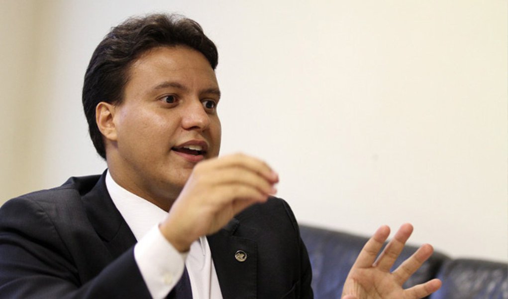 Governador eleito Flávio Dino indicou o advogado Felipe Camarão (foto) para conduzir a Secretaria de Gestão e Previdência Social (Segep), que terá a missão de valorizar os servidores públicos; segundo o dirigente, "será uma mesa permanente com reuniões mensais ou bimestrais em que os servidores ou seus representantes serão ouvidos antes das decisões que afetem de qualquer modo os interesses dos servidores, assim como os manteremos constantemente informados sobre a gestão"; "A transparência será uma palavra chave no Governo Flávio Dino", afirmou (Foto: Leonardo Lucena) Governador eleito Flávio Dino indicou o advogado Felipe Camarão (foto) para conduzir a Secretaria de Gestão e Previdência Social (Segep), que terá a missão de valorizar os servidores públicos; segundo o dirigente, "será uma mesa permanente com reuniões mensais ou bimestrais em que os servidores ou seus representantes serão ouvidos antes das decisões que afetem de qualquer modo os interesses dos servidores, assim como os manteremos constantemente informados sobre a gestão"; "A transparência será uma palavra chave no Governo Flávio Dino", afirmou