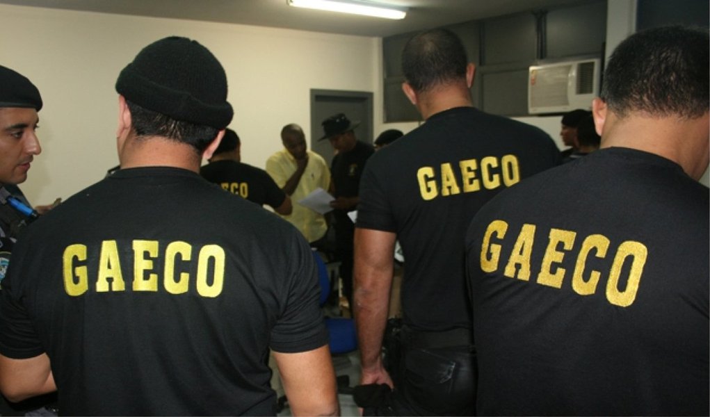 Em atendimento à denuncia oferecida pelo Gaeco do Ministério Público do Estado do Rio, os policiais da 51ª DP (Paracambi) deram início a operação para desarticular uma quadrilha de traficantes e cumprir mandados de prisão contra envolvidos no tráfico de drogas na localidade conhecida como Lajes; a operação contou com apoio de diversas delegacias da Baixada Fluminense e foram cumpridos 24 mandados de prisão, sendo sete contra pessoas que já estavam em presídios do estado (Foto: Leonardo Lucena) Em atendimento à denuncia oferecida pelo Gaeco do Ministério Público do Estado do Rio, os policiais da 51ª DP (Paracambi) deram início a operação para desarticular uma quadrilha de traficantes e cumprir mandados de prisão contra envolvidos no tráfico de drogas na localidade conhecida como Lajes; a operação contou com apoio de diversas delegacias da Baixada Fluminense e foram cumpridos 24 mandados de prisão, sendo sete contra pessoas que já estavam em presídios do estado