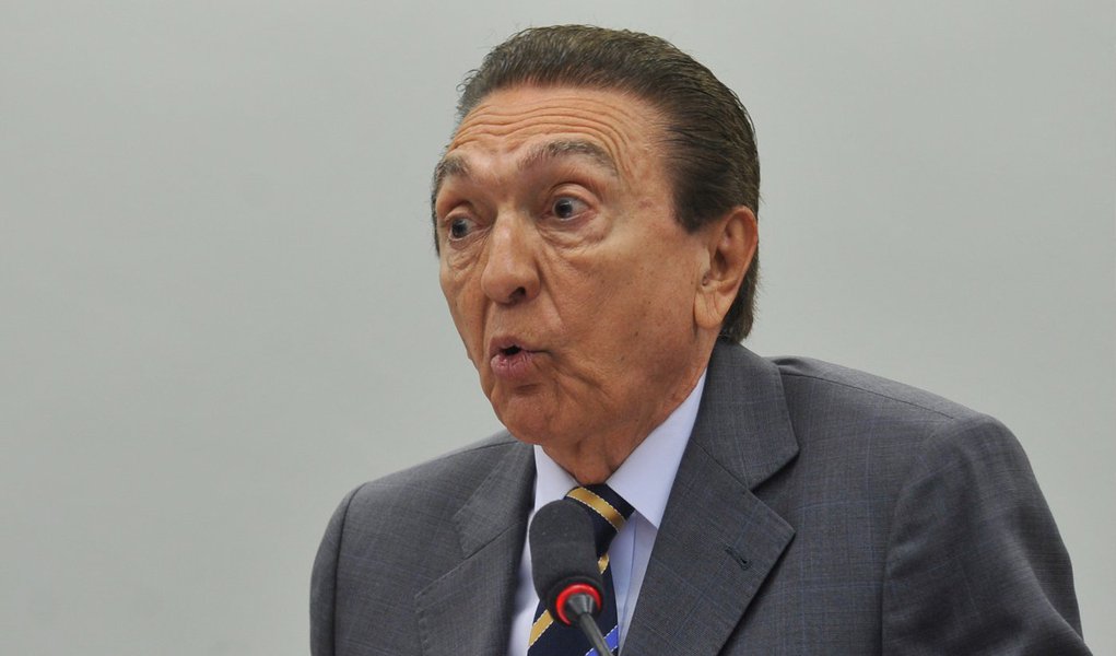 Um funcionário da Petrobras apontou à Polícia Federal (PF) um afilhado do ministro de Minas e Energia, Edison Lobão (PMDB-MA), como um dos envolvidos na contratação de diversas embarcações “a preços superiores aos do mercado internacional”; denunciante afirma que as comissões de afretamento de navios correspondem a 1,25% do valor do contrato de aluguel do navio, que devem ser devolvidos ao contratante, conforme a prática usual do mercado; segundo o delator, os contratos firmados pela Petrobras preveem esse desconto, porém o abatimento não é repassado para a estatal, onde executivos da própria empresa se apropriam das comissões, que podem chegar a R$ 200 milhões por mês, considerando o afretamento de 200 navios (Foto: Leonardo Lucena) Um funcionário da Petrobras apontou à Polícia Federal (PF) um afilhado do ministro de Minas e Energia, Edison Lobão (PMDB-MA), como um dos envolvidos na contratação de diversas embarcações “a preços superiores aos do mercado internacional”; denunciante afirma que as comissões de afretamento de navios correspondem a 1,25% do valor do contrato de aluguel do navio, que devem ser devolvidos ao contratante, conforme a prática usual do mercado; segundo o delator, os contratos firmados pela Petrobras preveem esse desconto, porém o abatimento não é repassado para a estatal, onde executivos da própria empresa se apropriam das comissões, que podem chegar a R$ 200 milhões por mês, considerando o afretamento de 200 navios