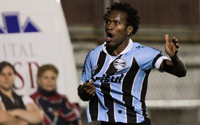 Zé Roberto estaria pedindo um contrato de duas temporadas, mas após reuniões com a diretoria palmeirense neste fim de semana, ficou acertado o vínculo até o fim do ano que vem (Foto: Luis Mauro Queiroz) Zé Roberto estaria pedindo um contrato de duas temporadas, mas após reuniões com a diretoria palmeirense neste fim de semana, ficou acertado o vínculo até o fim do ano que vem