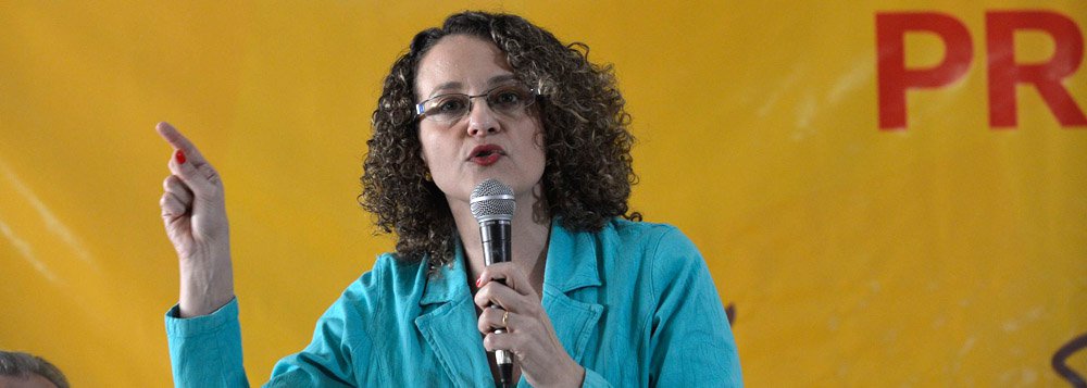 Segundo a ex-presidenciável do PSOL Luciana Genro (RS), os partidos que aderiram à mobilização pró-impeachment e convocaram manifestações pelo Brasil, neste domingo, também estão “comprometidos com esse mesmo modelo econômico e com todo esse escândalo de corrupção que toma conta do país, particularmente no caso de Petrobras e das grandes empreiteiras” (Foto: Roberta Namour) Segundo a ex-presidenciável do PSOL Luciana Genro (RS), os partidos que aderiram à mobilização pró-impeachment e convocaram manifestações pelo Brasil, neste domingo, também estão “comprometidos com esse mesmo modelo econômico e com todo esse escândalo de corrupção que toma conta do país, particularmente no caso de Petrobras e das grandes empreiteiras”
