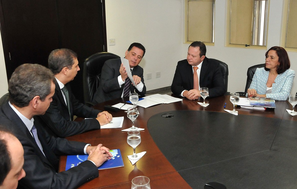 Marconi recebeu o vice-governador do Maranhão, Carlos Brandão, e secretários de Estado maranhenses em reunião no Palácio Pedro Ludovico Teixeira; comitiva esteve em Goiânia para conhecer obras e programas desenvolvidos em Goiás, como a gestão por Organizações Sociais na Saúde, crescimento do Ideb em Goiás, construção da Central Integrada de Inteligência; "Na saúde, na educação, na desigualdade social, nosso Estado carece de muito investimento e de muito trabalho para avançarmos. Goiás inova e serve de modelo em muitas áreas e estamos aqui para conhecer a importar essas iniciativas", afirmou Brandão (Foto: José Barbacena) Marconi recebeu o vice-governador do Maranhão, Carlos Brandão, e secretários de Estado maranhenses em reunião no Palácio Pedro Ludovico Teixeira; comitiva esteve em Goiânia para conhecer obras e programas desenvolvidos em Goiás, como a gestão por Organizações Sociais na Saúde, crescimento do Ideb em Goiás, construção da Central Integrada de Inteligência; "Na saúde, na educação, na desigualdade social, nosso Estado carece de muito investimento e de muito trabalho para avançarmos. Goiás inova e serve de modelo em muitas áreas e estamos aqui para conhecer a importar essas iniciativas", afirmou Brandão