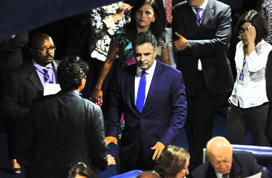 Depois de classificar o tucano Aécio Neves (PSDB-MG), a quem apoiou abertamente para a presidência da República, como o pior senador do Brasil, com nota zero, a revista da Editora Abril tentou se explicar; disse, em nota, que seu desempenho parlamentar foi afetado pela campanha presidencial, que o afastou do Senado; a revista não informa, no entanto, que os dois primeiros colocados no ranking, os senadores Eduardo Amorim (PSC-SE) e Lindbergh Farias (PT-RJ), também concorreram a cargos majoritários, disputando os governos de Sergipe e Rio de Janeiro; uma explicação mais plausível é o apoio precoce da Abril a nomes como Geraldo Alckmin ou José Serra em 2018 (Foto: Leonardo Attuch) www.brasil247.com - Depois de classificar o tucano Aécio Neves (PSDB-MG), a quem apoiou abertamente para a presidência da República, como o pior senador do Brasil, com nota zero, a revista da Editora Abril tentou se explicar; disse, em nota, que seu desempenho parlamentar foi afetado pela campanha presidencial, que o afastou do Senado; a revista não informa, no entanto, que os dois primeiros colocados no ranking, os senadores Eduardo Amorim (PSC-SE) e Lindbergh Farias (PT-RJ), também concorreram a cargos majoritários, disputando os governos de Sergipe e Rio de Janeiro; uma explicação mais plausível é o apoio precoce da Abril a nomes como Geraldo Alckmin ou José Serra em 2018