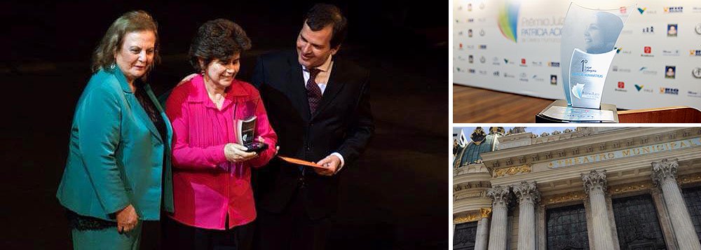 A cerimônia de entrega do Prêmio Patrícia Acioli foi realizada no Theatro Municipal, no centro do Rio. Ele foi criado em 2012, um ano depois da morte da juíza, que trabalhava na 4ª Vara Criminal de São Gonçalo; Patrícia Acioli foi assassinada quando chegava em casa em Piratininga, Niterói, região metropolitana do Rio, dias depois de ter decretado a prisão de oito policiais militares por suposto envolvimento com o crime organizado (Foto: Leonardo Attuch) A cerimônia de entrega do Prêmio Patrícia Acioli foi realizada no Theatro Municipal, no centro do Rio. Ele foi criado em 2012, um ano depois da morte da juíza, que trabalhava na 4ª Vara Criminal de São Gonçalo; Patrícia Acioli foi assassinada quando chegava em casa em Piratininga, Niterói, região metropolitana do Rio, dias depois de ter decretado a prisão de oito policiais militares por suposto envolvimento com o crime organizado