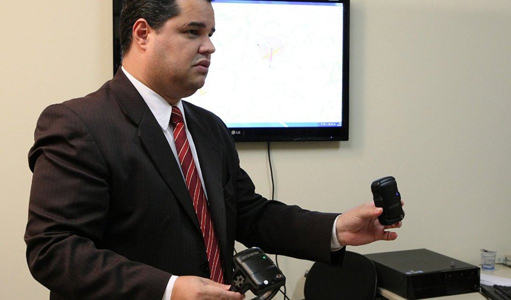 O governador eleito Flávio Dino (PC do B) anunciou mais um auxiliar do governo que inicia em primeiro de janeiro de 2015; para cuidar de um dos setores mais delicados do estado, Flávio Dino nomeou o advogado Murilo Andrade de Oliveira (foto), como novo secretário de Administração Penitenciária; técnico especialista em segurança, Murilo terá uma das missões mais difíceis do próximo governo: por ordem no Sistema Penitenciário do Estado, principalmente no Complexo Penitenciário de Pedrinhas, onde ocorreram 17 mortes apenas neste ano (Foto: Leonardo Lucena) O governador eleito Flávio Dino (PC do B) anunciou mais um auxiliar do governo que inicia em primeiro de janeiro de 2015; para cuidar de um dos setores mais delicados do estado, Flávio Dino nomeou o advogado Murilo Andrade de Oliveira (foto), como novo secretário de Administração Penitenciária; técnico especialista em segurança, Murilo terá uma das missões mais difíceis do próximo governo: por ordem no Sistema Penitenciário do Estado, principalmente no Complexo Penitenciário de Pedrinhas, onde ocorreram 17 mortes apenas neste ano
