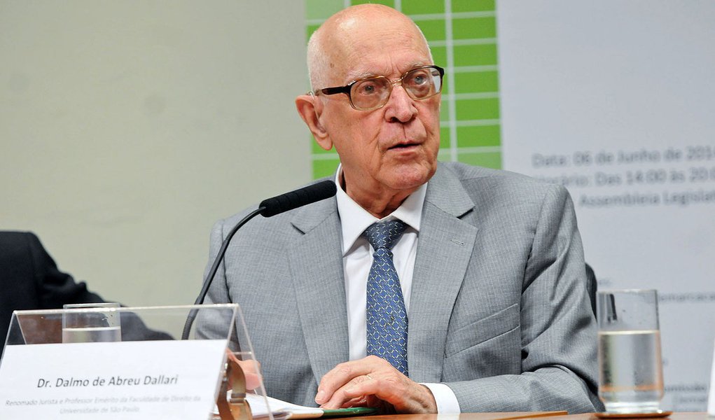 "Tanto o pedido do Ministério Público quanto a decisão que o acolheu afrontam a ordem jurídica brasileira, (...) para tentar atender à intolerância e ao inconformismo das facções políticas extremadas que não têm qualquer respeito pelos preceitos éticos e jurídicos que regulam a convivência humana no âmbito internacional e na ordem constitucional dos Estados", disse o jurista Dalmo de Abreu Dallari, professor emérito Faculdade de Direito da USP, sobre a prisão de Cesare Battisti (Foto: Roberta Namour) "Tanto o pedido do Ministério Público quanto a decisão que o acolheu afrontam a ordem jurídica brasileira, (...) para tentar atender à intolerância e ao inconformismo das facções políticas extremadas que não têm qualquer respeito pelos preceitos éticos e jurídicos que regulam a convivência humana no âmbito internacional e na ordem constitucional dos Estados", disse o jurista Dalmo de Abreu Dallari, professor emérito Faculdade de Direito da USP, sobre a prisão de Cesare Battisti