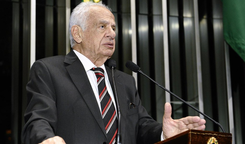 Ao criticar o governo federal por conta das denúncias de corrupção, o senador Pedro Simon (PMDB-RS) afirmou que, "se a eleição não tivesse ocorrido há 20 dias e fosse daqui a um mês, seria como se estivéssemos em outro país. O debate seria completamente diferente", disse o peemedebista apoio o PSB no primeiro turno da eleição presidencial, e o PSDB no segundo; ele disse que, encerrado seu mandato parlamentar, pretende conversar com os jovens e partir para um "chamamento à ordem e à razão" que permita realizar as reformas necessárias para a nação (Foto: Leonardo Lucena) Ao criticar o governo federal por conta das denúncias de corrupção, o senador Pedro Simon (PMDB-RS) afirmou que, "se a eleição não tivesse ocorrido há 20 dias e fosse daqui a um mês, seria como se estivéssemos em outro país. O debate seria completamente diferente", disse o peemedebista apoio o PSB no primeiro turno da eleição presidencial, e o PSDB no segundo; ele disse que, encerrado seu mandato parlamentar, pretende conversar com os jovens e partir para um "chamamento à ordem e à razão" que permita realizar as reformas necessárias para a nação