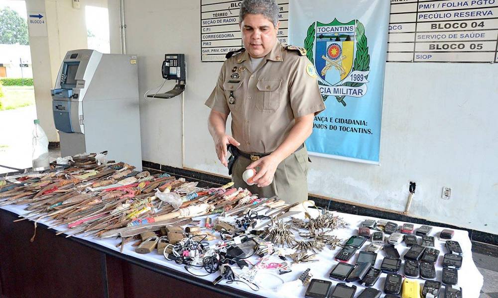 O comandante-geral da Polícia Militar do Tocantins, coronel Glauber de Oliveira Santos, apresentou nessa quinta-feira, 5, balanço da intervenção feita na Casa de Prisão Provisória de Palmas; durante vistoria, PMs encontraram um túnel com 10 metros de comprimento, centenas de chuchos, celulares e outros materiais ilegais; medida foi necessária razão da paralisação da Polícia Civil, que ocasionou na redução de efetivo na unidade, na suspensão de alguns serviços e até visitas aos detentos; “Era extremamente necessária a entrada da Polícia Militar, nossa meta era retirar todo o material ilícito que estava na unidade”, disse (Foto: Aquiles Lins) O comandante-geral da Polícia Militar do Tocantins, coronel Glauber de Oliveira Santos, apresentou nessa quinta-feira, 5, balanço da intervenção feita na Casa de Prisão Provisória de Palmas; durante vistoria, PMs encontraram um túnel com 10 metros de comprimento, centenas de chuchos, celulares e outros materiais ilegais; medida foi necessária razão da paralisação da Polícia Civil, que ocasionou na redução de efetivo na unidade, na suspensão de alguns serviços e até visitas aos detentos; “Era extremamente necessária a entrada da Polícia Militar, nossa meta era retirar todo o material ilícito que estava na unidade”, disse