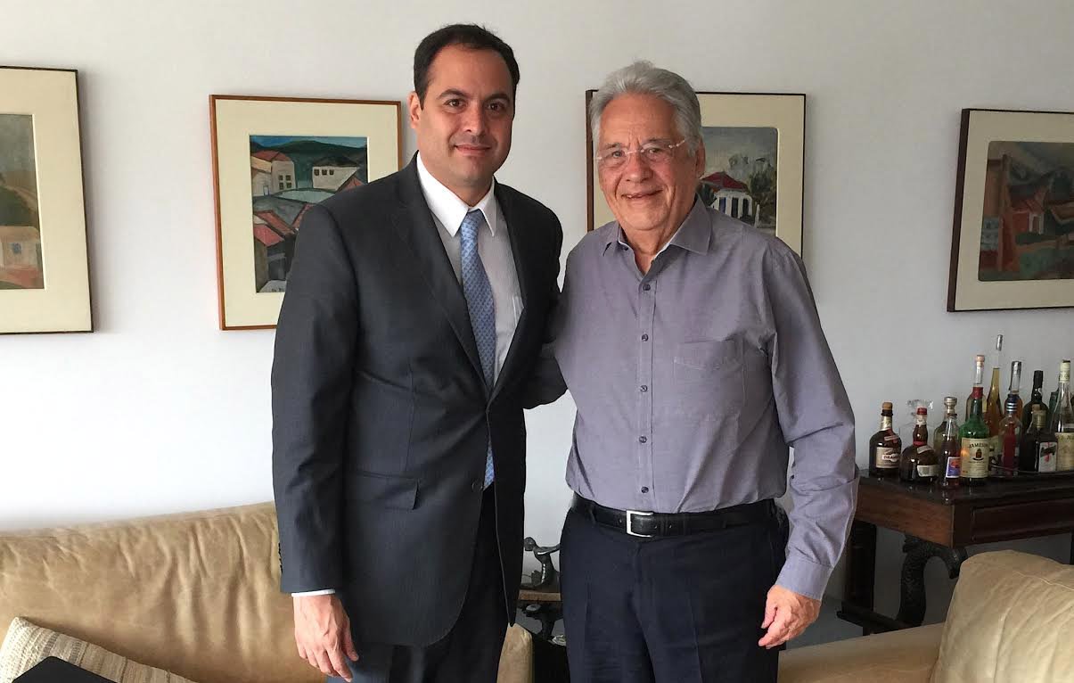 O governador de Pernambuco, Paulo Câmara (PSB), fez uma visita de cortesia ao ex-presidente da República Fernando Henrique Cardoso (PSDB); o encontro teve como pauta central os cenários político e econômico do Brasil. "Estou iniciando um Governo, disputei a minha primeira eleição, estou no meu primeiro mandato. Por isso tudo, é sempre importante estar conversando com pessoas experientes, pessoas que pensam o Brasil de maneira estruturada, pensam no que vai acontecer na frente, têm sensibilidade política", disse Câmara (Foto: Paulo Emílio) O governador de Pernambuco, Paulo Câmara (PSB), fez uma visita de cortesia ao ex-presidente da República Fernando Henrique Cardoso (PSDB); o encontro teve como pauta central os cenários político e econômico do Brasil. "Estou iniciando um Governo, disputei a minha primeira eleição, estou no meu primeiro mandato. Por isso tudo, é sempre importante estar conversando com pessoas experientes, pessoas que pensam o Brasil de maneira estruturada, pensam no que vai acontecer na frente, têm sensibilidade política", disse Câmara