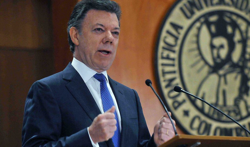 O presidente da Colômbia, Juan Manuel Santos, anuncioua suspensão do ciclo de negociações de paz com as Forças Armadas Revolucionárias da Colômbia, que deveriam ser retomadas nesta terça-feira em Havana, devido ao sequestro de um general do Exército e mais duas pessoas (Foto: Leonardo Attuch) O presidente da Colômbia, Juan Manuel Santos, anuncioua suspensão do ciclo de negociações de paz com as Forças Armadas Revolucionárias da Colômbia, que deveriam ser retomadas nesta terça-feira em Havana, devido ao sequestro de um general do Exército e mais duas pessoas
