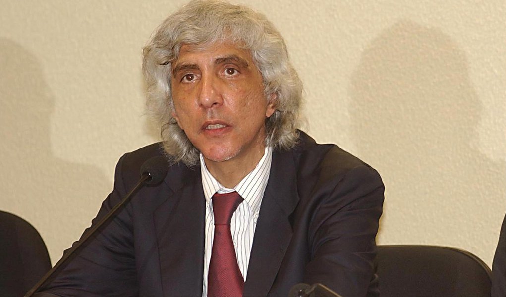 Preso em outubro de 2003 na Operação Anaconda, que desarticulou uma organização criminosa acusada de corrupção e venda de sentenças judiciais, o ex-juiz foi condenado pelos crimes de lavagem de dinheiro e evasão de divisas, além do pagamento de uma multa equivalente a 303 salários mínimos (Foto: Paulo Emílio) Preso em outubro de 2003 na Operação Anaconda, que desarticulou uma organização criminosa acusada de corrupção e venda de sentenças judiciais, o ex-juiz foi condenado pelos crimes de lavagem de dinheiro e evasão de divisas, além do pagamento de uma multa equivalente a 303 salários mínimos
