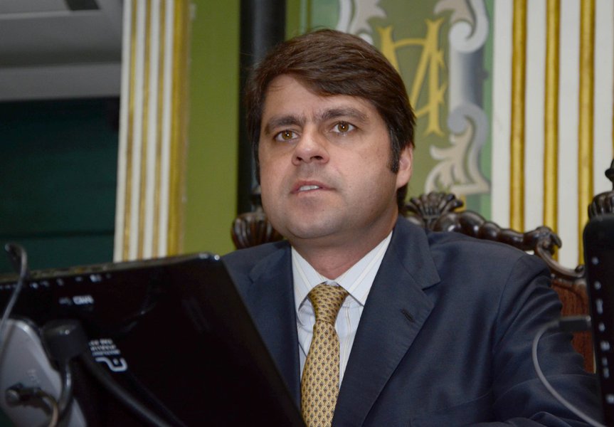 Os vereadores de Salvador aprovaram ontem (6) em sessão ordinária o reajuste salarial de 6,75% para os servidores da Câmara Municipal e o auxílio-saúde no valor de até R$ 250 para os servidores efetivos da ativa; "Este foi um compromisso que assumi com os funcionários, pois não adianta a gente ter uma Casa organizada se os servidores não estiverem satisfeitos e valorizados", disse o presidente da Casa, vereador Paulo Câmara (Foto: Romulo Faro) Os vereadores de Salvador aprovaram ontem (6) em sessão ordinária o reajuste salarial de 6,75% para os servidores da Câmara Municipal e o auxílio-saúde no valor de até R$ 250 para os servidores efetivos da ativa; "Este foi um compromisso que assumi com os funcionários, pois não adianta a gente ter uma Casa organizada se os servidores não estiverem satisfeitos e valorizados", disse o presidente da Casa, vereador Paulo Câmara