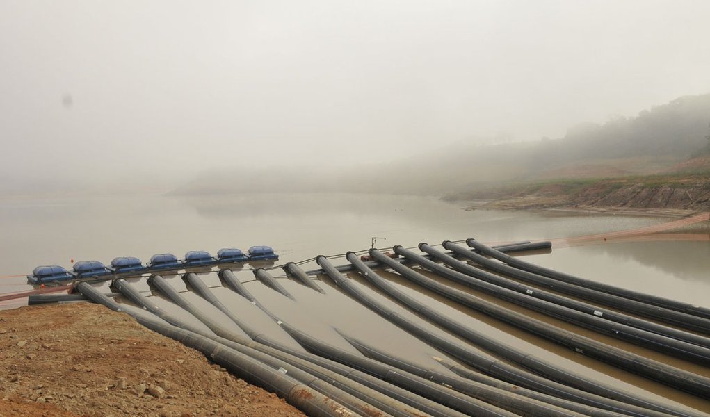 A redução na quantidade de água bombeada e a chuva acima da média estão ajudando a elevar o nível do Sistema Cantareira que hoje (10) opera com 13,3% de sua capacidade; é a quarta alta seguida com um acréscimo de 0,4 ponto percentual em 4 horas; desde o início de março choveu 100,5 milímetros (mm), representando 56,46% da média histórica para todo o mês (178 mm) (Foto: Leonardo Lucena) A redução na quantidade de água bombeada e a chuva acima da média estão ajudando a elevar o nível do Sistema Cantareira que hoje (10) opera com 13,3% de sua capacidade; é a quarta alta seguida com um acréscimo de 0,4 ponto percentual em 4 horas; desde o início de março choveu 100,5 milímetros (mm), representando 56,46% da média histórica para todo o mês (178 mm)