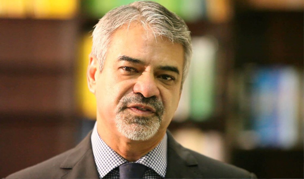 O líder do PT no Senado, Humberto Costa (PE), defendeu os avanços conquistados pelos governos Lula e Dilma na área da saúde e criticou as administrações tucanas; para Humberto, que foi o primeiro ministro da Saúde do então presidente Lula, o PT está deixando um grande legado que, frequentemente, "é atacado por um conjunto de falácias mal articuladas produzidas por gente de má-fé";"Não são os governos do PT que estão entre aqueles que menos gastam com o SUS neste país, como mostram os dados do IBGE. Esta é um marca do PSDB, que colocou, por exemplo, São Paulo, após 20 anos de governo, na 21ª posição de aplicação em saúde pública entre os 27 Estados", disparou (Foto: Paulo Emílio) O líder do PT no Senado, Humberto Costa (PE), defendeu os avanços conquistados pelos governos Lula e Dilma na área da saúde e criticou as administrações tucanas; para Humberto, que foi o primeiro ministro da Saúde do então presidente Lula, o PT está deixando um grande legado que, frequentemente, "é atacado por um conjunto de falácias mal articuladas produzidas por gente de má-fé";"Não são os governos do PT que estão entre aqueles que menos gastam com o SUS neste país, como mostram os dados do IBGE. Esta é um marca do PSDB, que colocou, por exemplo, São Paulo, após 20 anos de governo, na 21ª posição de aplicação em saúde pública entre os 27 Estados", disparou