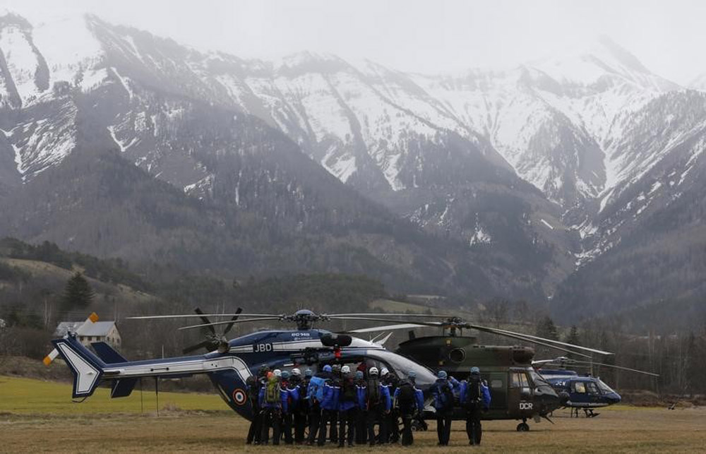 Equipes de resgate nos Alpes franceses após acidente com o Airbus A320 da Germanwings. 24/03/2015 REUTERS/Jean-Paul Pelissier (Foto: Gisele Federicce) Equipes de resgate nos Alpes franceses após acidente com o Airbus A320 da Germanwings. 24/03/2015 REUTERS/Jean-Paul Pelissier