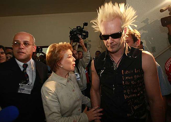 Dona Marta calçou as botinas do filho punk e saiu a dar coice nos companheiros como uma forma de fazer barulho, ela joga para os holofotes, madame é, como o filho, punk de boutique (Foto: Lelê Teles) Dona Marta calçou as botinas do filho punk e saiu a dar coice nos companheiros como uma forma de fazer barulho, ela joga para os holofotes, madame é, como o filho, punk de boutique