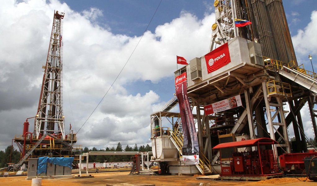 As instalações da companhia venezuelana de petróleo PDVSA localizadas no estado de Monagas foram invadidas por um grupo armado que provocou um vazamento de gás e óleo quando tentavam afetar o sistema elétrico; a PDVSA classificou o ataque como um "ato de sabotagem terrorista"; "Se não tivessem atuado a tempo, sendo esta área a fonte de gás mais importante do país, podia ocorrer um sério impacto na geração elétrica a gás", disse a estatal (Foto: Paulo Emílio) As instalações da companhia venezuelana de petróleo PDVSA localizadas no estado de Monagas foram invadidas por um grupo armado que provocou um vazamento de gás e óleo quando tentavam afetar o sistema elétrico; a PDVSA classificou o ataque como um "ato de sabotagem terrorista"; "Se não tivessem atuado a tempo, sendo esta área a fonte de gás mais importante do país, podia ocorrer um sério impacto na geração elétrica a gás", disse a estatal