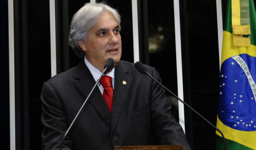 O senador Delcídio Amaral (PT-MS) foi eleito, nesta terça-feira (10), para presidir a Comissão de Assuntos Econômicos (CAE). Delcídio teve o pedido de abertura de inquérito contra ele no âmbito da Operação Lava Jato arquivado pelo Supremo Tribunal Federal (STF); ao assumir a comissão, o parlamentar afirmou que irá colocar em votação, já na próxima semana, os pedidos para convocar os membros da equipe econômica do governo da presidente Dilma Rousseff (Foto: Paulo Emílio) O senador Delcídio Amaral (PT-MS) foi eleito, nesta terça-feira (10), para presidir a Comissão de Assuntos Econômicos (CAE). Delcídio teve o pedido de abertura de inquérito contra ele no âmbito da Operação Lava Jato arquivado pelo Supremo Tribunal Federal (STF); ao assumir a comissão, o parlamentar afirmou que irá colocar em votação, já na próxima semana, os pedidos para convocar os membros da equipe econômica do governo da presidente Dilma Rousseff